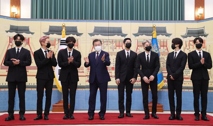 Tại sự kiện, các thành viên BTS đã được Tổng thống Hàn Quốc Moon Jae-in trao thư bổ nhiệm cùng hộ chiếu ngoại giao, bút máy...