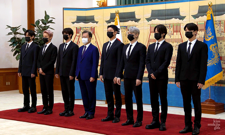 Đỉnh như BTS: Gặp Tổng thống tại Nhà Xanh, visual ngầu lòi nhưng thái độ lễ phép mới khiến fan 'vỗ ngực' tự hào - Ảnh 1