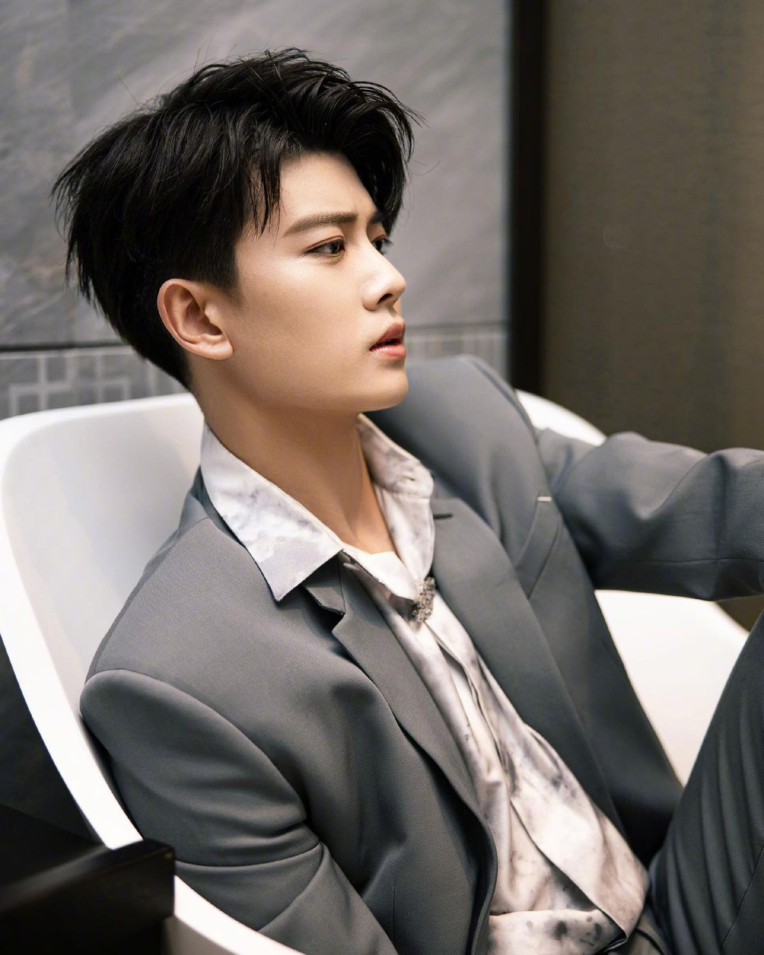 Tin nóng Cbiz ngày 14/9: Nhiệt Ba 'có con' mới, idol chảnh chọe, Lệ Dĩnh - Nhất Bác bị 'sờ gáy', Tịnh Y 'ngã ngựa', minh oan Gia Luân - Ảnh 3