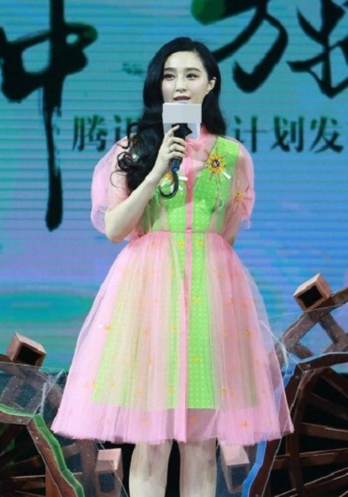 Phạm Băng Băng khiến fan Việt lên tưởng đến các em bé thiếu nhi những năm 9x đi dự thi 'bé nói lời hay'. Sắc hồng không thể sến hơn... cùng thiết kế xòe bồng tạo nên combo 'ơi con sông quê'