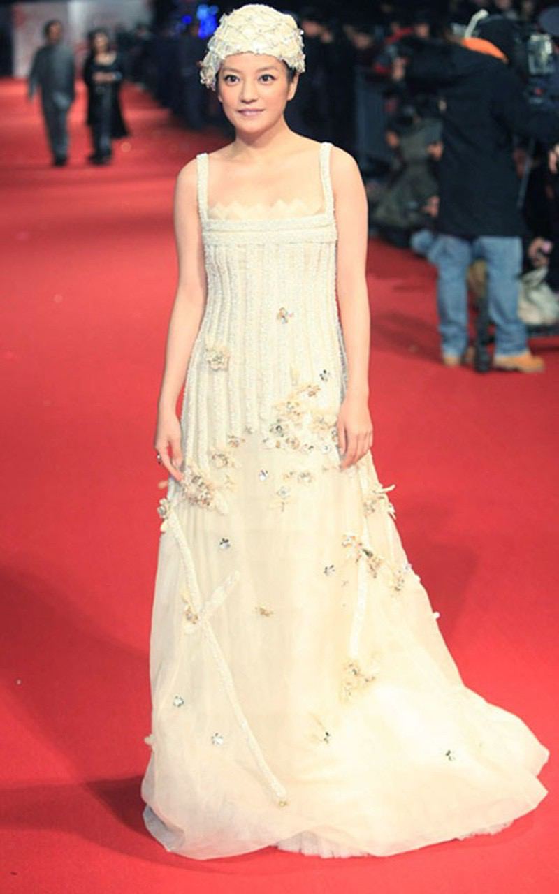 Dát cả vườn hoa lên người, Triệu Vy có ngay visual 'tụt mood' người xem. Đó còn chưa kể cách tạo dáng 'giả trân', nụ cười công nghiệp khiến cây đa cây đề của Cbiz lép vế hoàn toàn so với đàn em