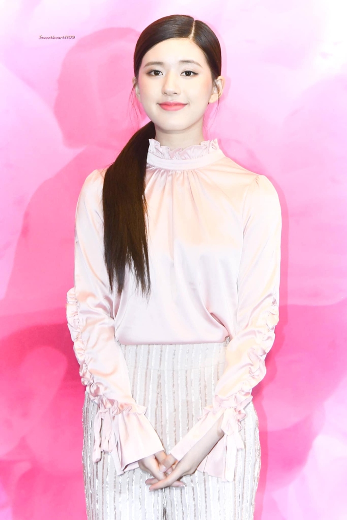 Fan hâm mộ Triệu Lộ Tư chắc chắn rất muốn 'ký đầu' stylist đưa ra bản phối này cho idol của mình. Nếu được nữa, rất mong người đẹp sẽ gác nụ cười công nghiệp này ở nhà