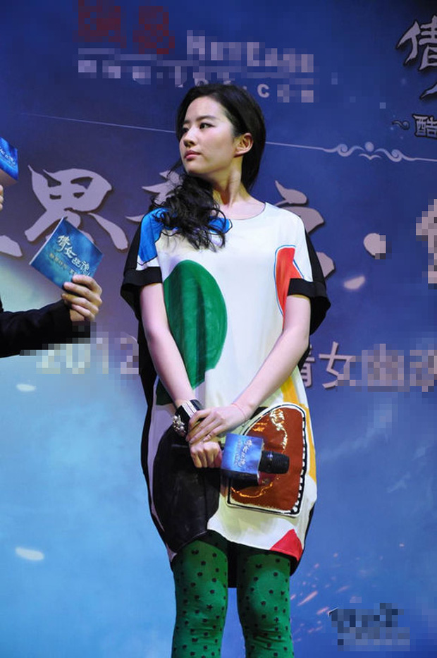 Thần tiên tỷ tỷ Lưu Diệc Phi mang cả bảng màu lên trang phục của mình