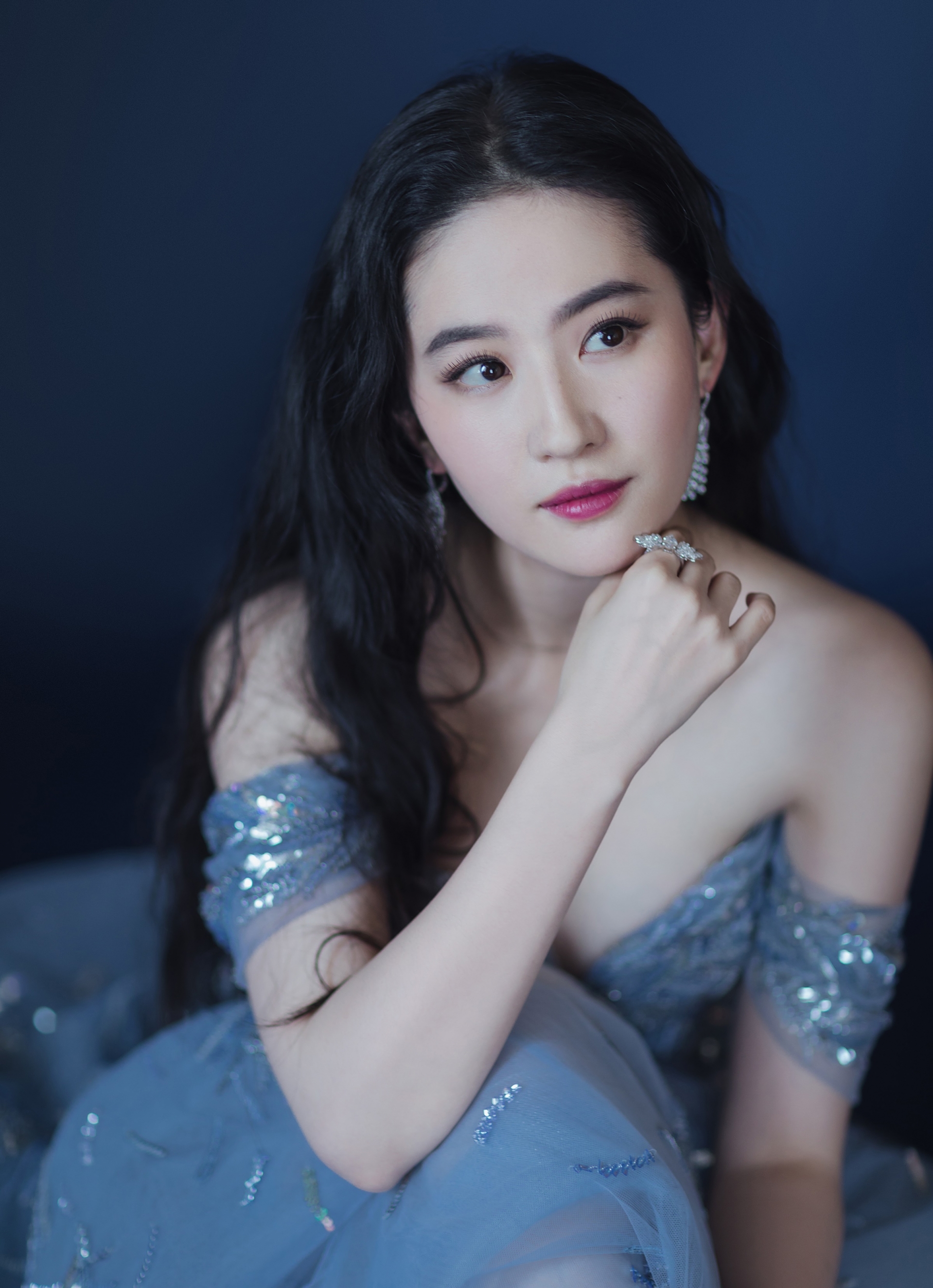 Đi theo chủ nghĩa nhẹ nhàng, nền nã nhưng Lưu Diệc Phi vẫn phải xiêu lòng trước những bộ cán trễ nải đầy gợi cảm