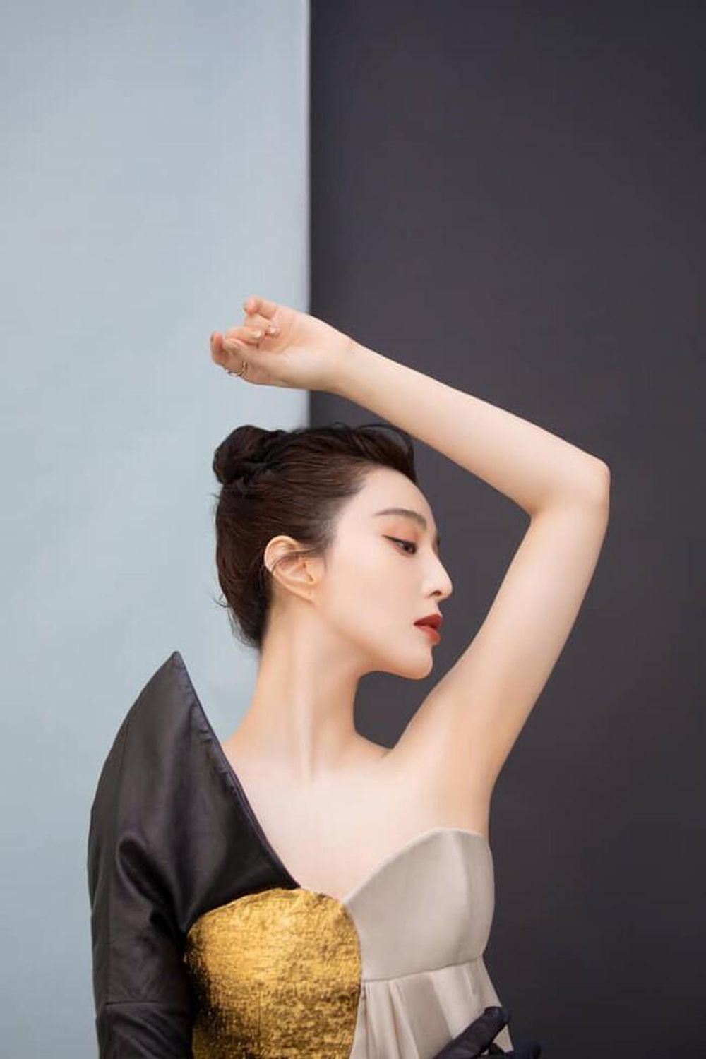 Nữ hoàng thảm đỏ Phạm Băng Băng thường xuyên lựa chọn thiết kế 'một mất một còn' cho các sự kiện lớn nhỏ. Trong bộ váy Haute Couture của nhà mốt Ronald Van Der Kemp, Phạm Băng Băng hút trọn mọi ánh nhìn tại sự kiện Film Hero của tạp chí Elle Men