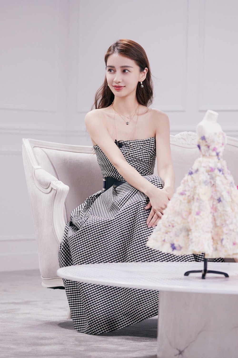 Trong buổi livestream với Dior, Angelababy diện chiếc váy sọc trắng đen trong BST Trước Thu 2020 của nhà mốt danh giá. Thiết kế khoe lên làn da trắng mịn, bờ vai vuông vức đến khó tin của bà mẹ một con