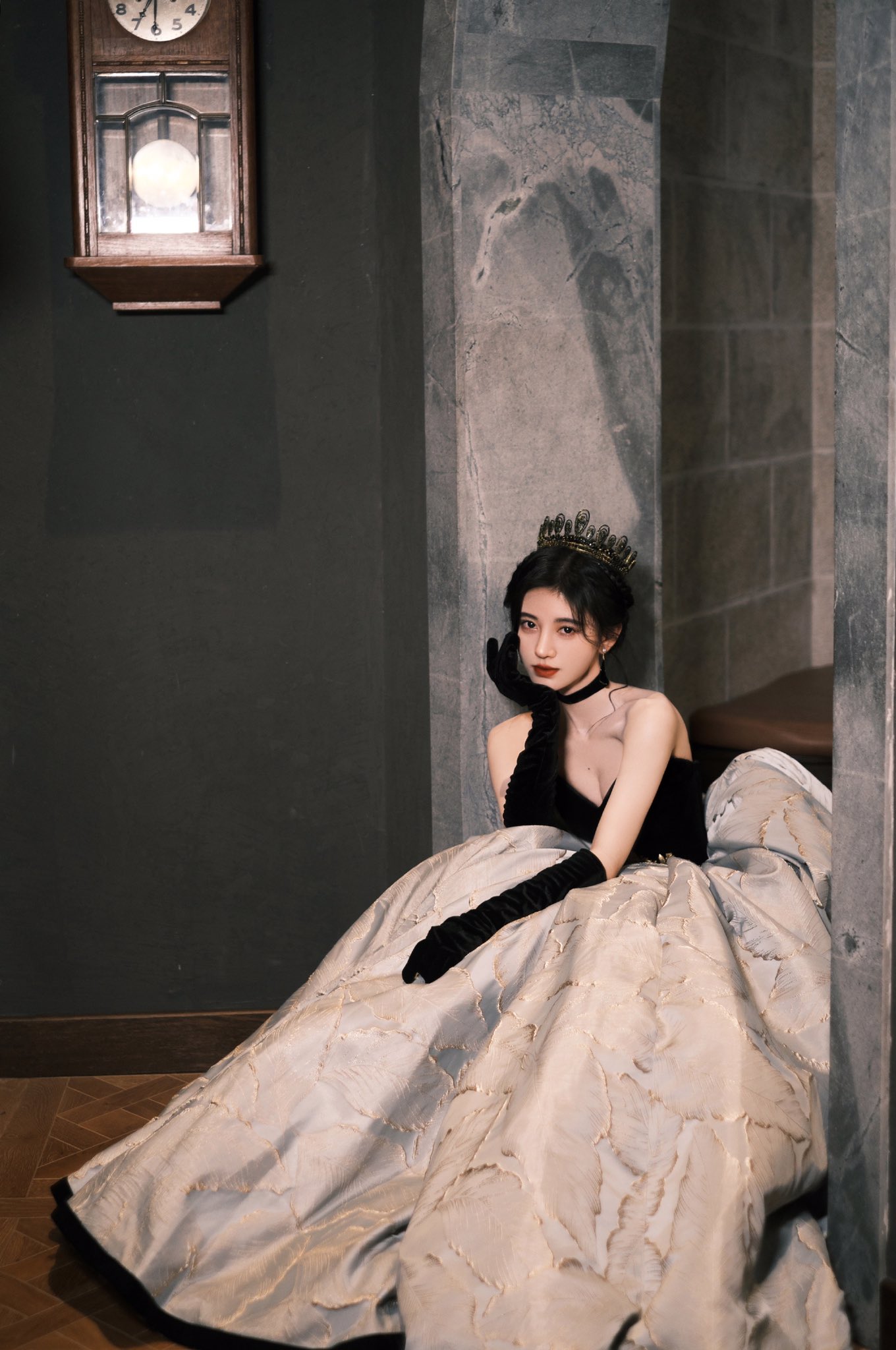 Sở hữu đôi vai trần 'tranh cãi', tuy nhiên Cúc Tịnh Y vẫn tích cực lăng xê kiểu váy trẻ nải. Trong bộ ảnh mừng sinh nhật năm nay, mỹ nhân 4000 năm bị không ít netizen soi ra PTS quá đà