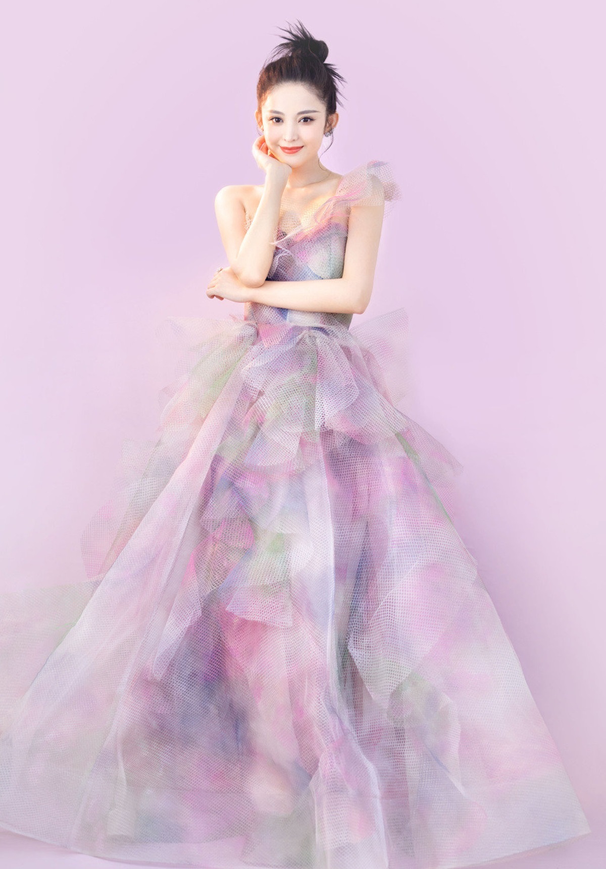 Bộ cánh có thiết kế bất đối xứng tôn lên khí chất cao sang của Cổ Lực Na Trát. Không hổ danh mỹ nhân đẹp nhất Tân Cương, hễ lên đồ, Cổ Lực Na Trát đều lung linh đến xiêu lòng