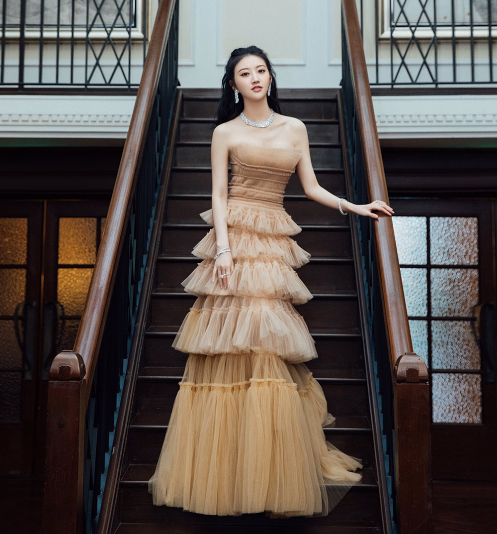 Số lượng càn quét thảm đỏ luôn tỷ lệ thuận với chất lượng, Cảnh Điềm kiêu sa hết nấc trong thiết kế cúp ngực. Phần thân váy xếp tầng tạo điểm nhấn, giúp hack dáng một cách ngoạn mục