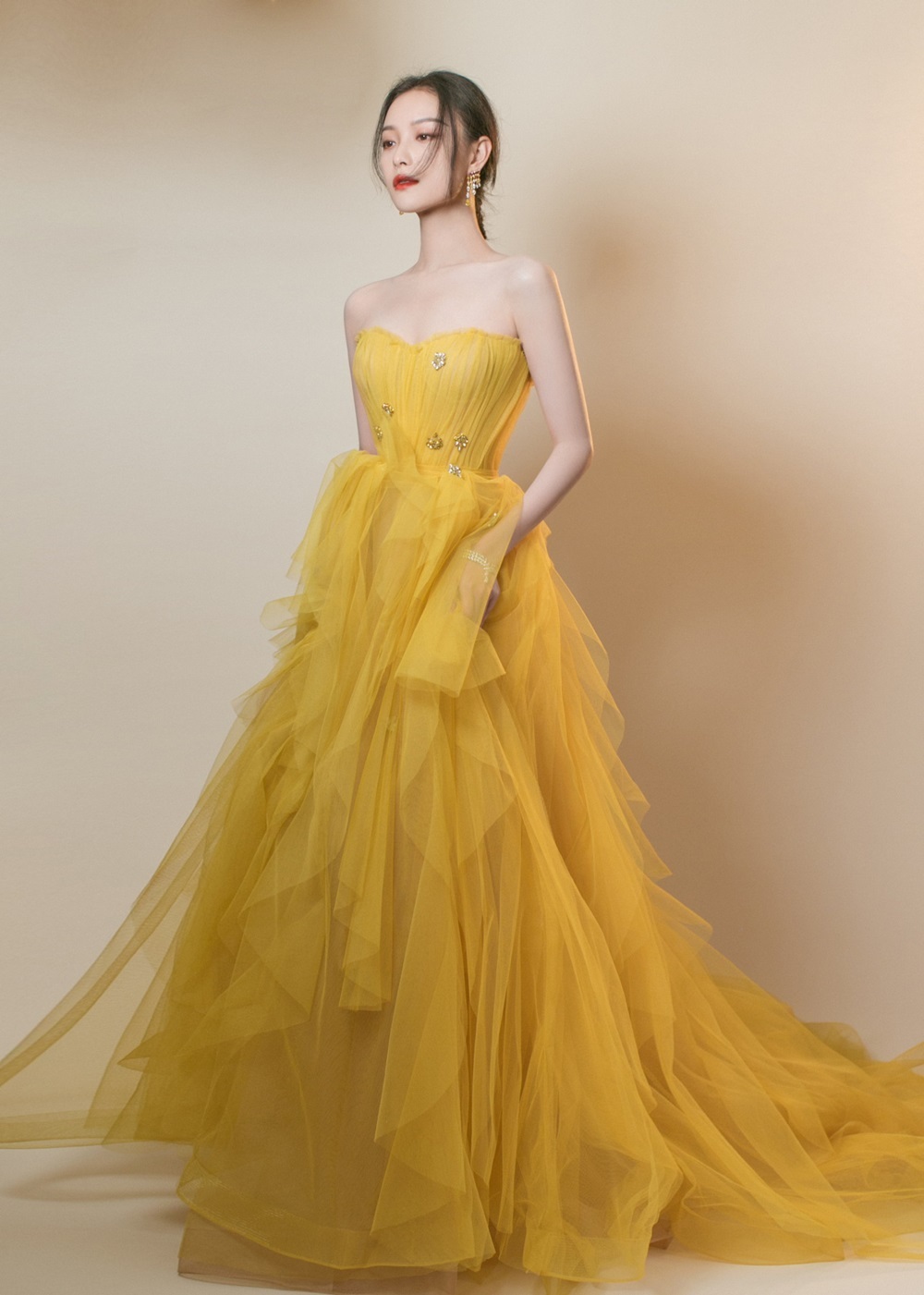 Nghê Ni hóa nàng công chúa trong bộ cánh vàng