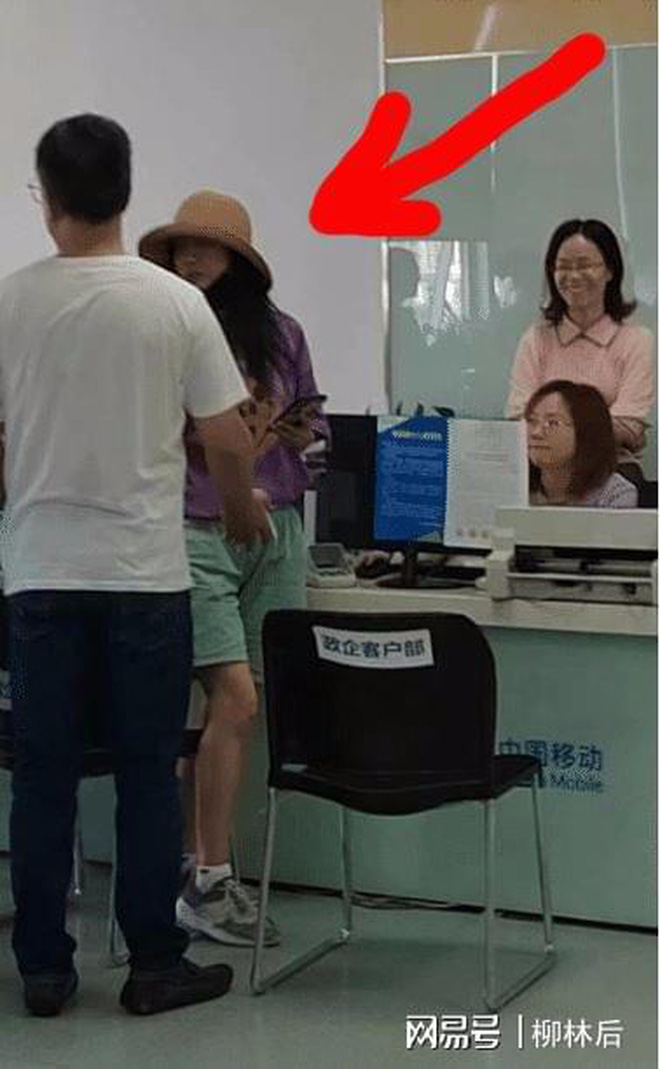 Tin nóng Cbiz ngày 15/9: Cbiz có tang, Triệu Vy lộ diện, Lệ Dĩnh tái hôn, Lộ Tư âu yếm trai lạ, Tiêu Chiến bị dìm - Ảnh 1 Tin nóng Cbiz ngày 15/9: Cbiz có tang, Triệu Vy lộ diện, Lệ Dĩnh tái hôn, Lộ Tư âu yếm trai lạ, Tiêu Chiến bị dìm - Ảnh 1