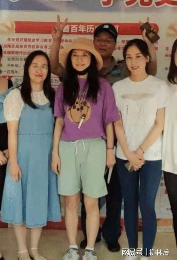 Triệu Vy chính thức lộ diện, đập tan tin đồn bỏ trốn sang Pháp Triệu Vy chính thức lộ diện, đập tan tin đồn bỏ trốn sang Pháp
