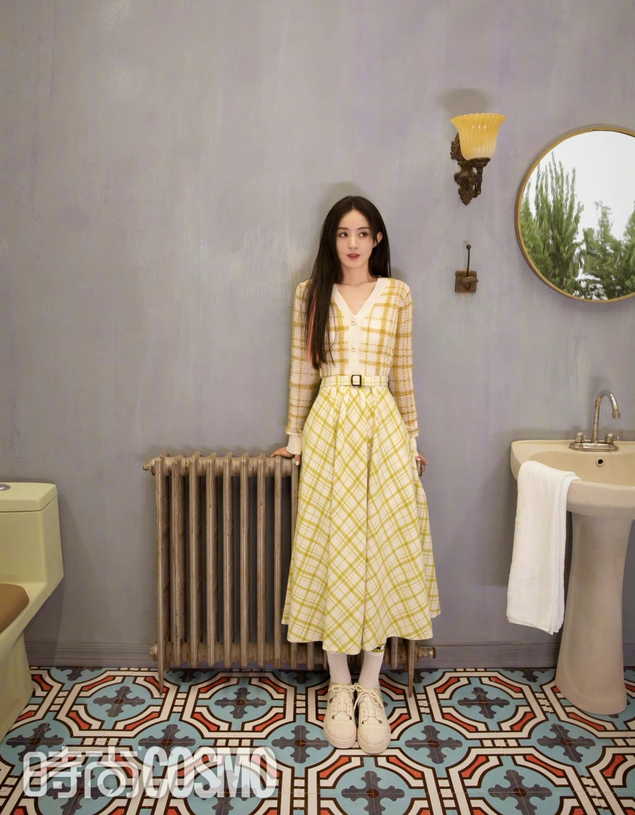 Là một trong những nàng thơ độc quyền của Dior, Triệu Lệ Dĩnh nhận được nhiều lời khen bởi sự thanh lịch, quý phái. Mỹ nhân 8x thường xuyên đồng hành cùng nhà mốt trong các chiến dịch quảng cáo, lần gần đây nhất cô xuất hiện trên tạp chí COSMO với outfit kẻ sọc ấn tượng