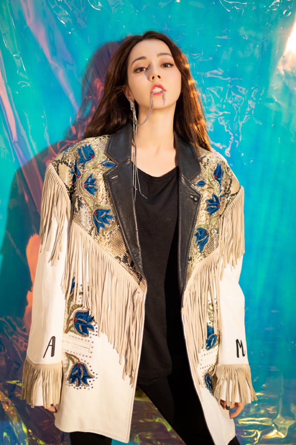 Thiết kế của Gucci được Địch Lệ Nhiệt Ba 'xử đẹp' bởi vóc dáng mảnh mai, gương mặt góc cạnh, đậm chất high fashion