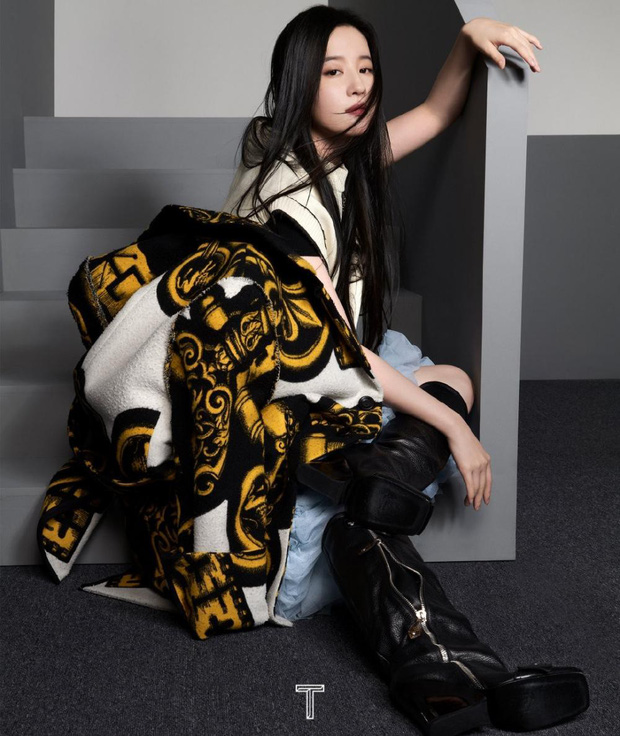 Được lên bìa nhờ quyền lực của Louis Vuitton, 'Thần tiên tỷ tỷ' Lưu Diệc Phi đã xuất hiện lừng lẫy trên bìa trên tạp chí T (The New York Times Style Magazine) phiên bản tiếng Trung số Kim Cửu