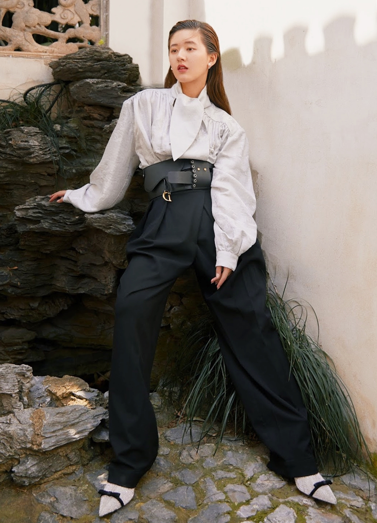 Triệu Lộ Tư chống nhạt cho set đồ của mình bằng thắt lưng của Dior. Cách tạo dáng sáng tạo mang đến shoot hình đậm chất thời trang