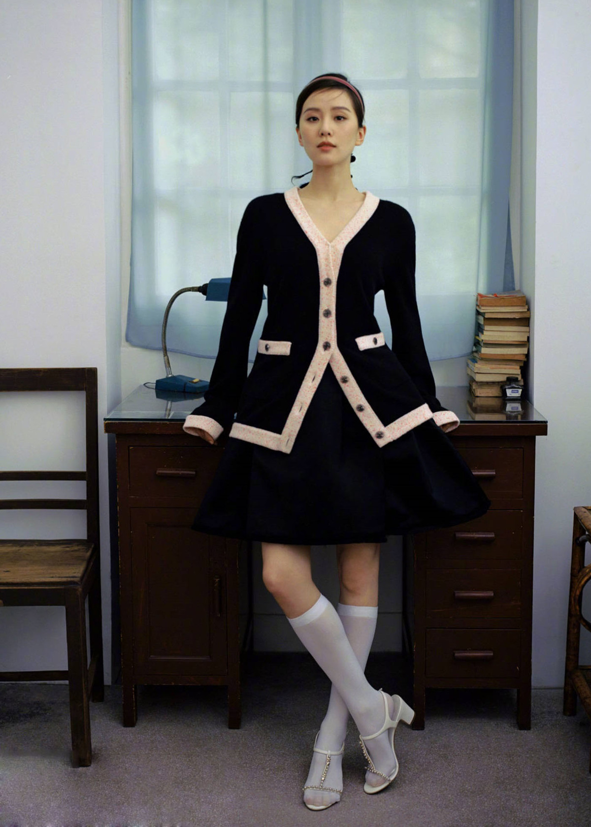 Trên tạp chí Grazia ấn bản Trung Quốc, Lưu Thi Thi mang đến bản phối đậm chất vintage khi kết hợp áo cardigan đen viền hồng với chân váy xòe, tất cao gam trắng và sandals đồng điệu. Các thiết kế đều thuộc BST 2020 của Chanel