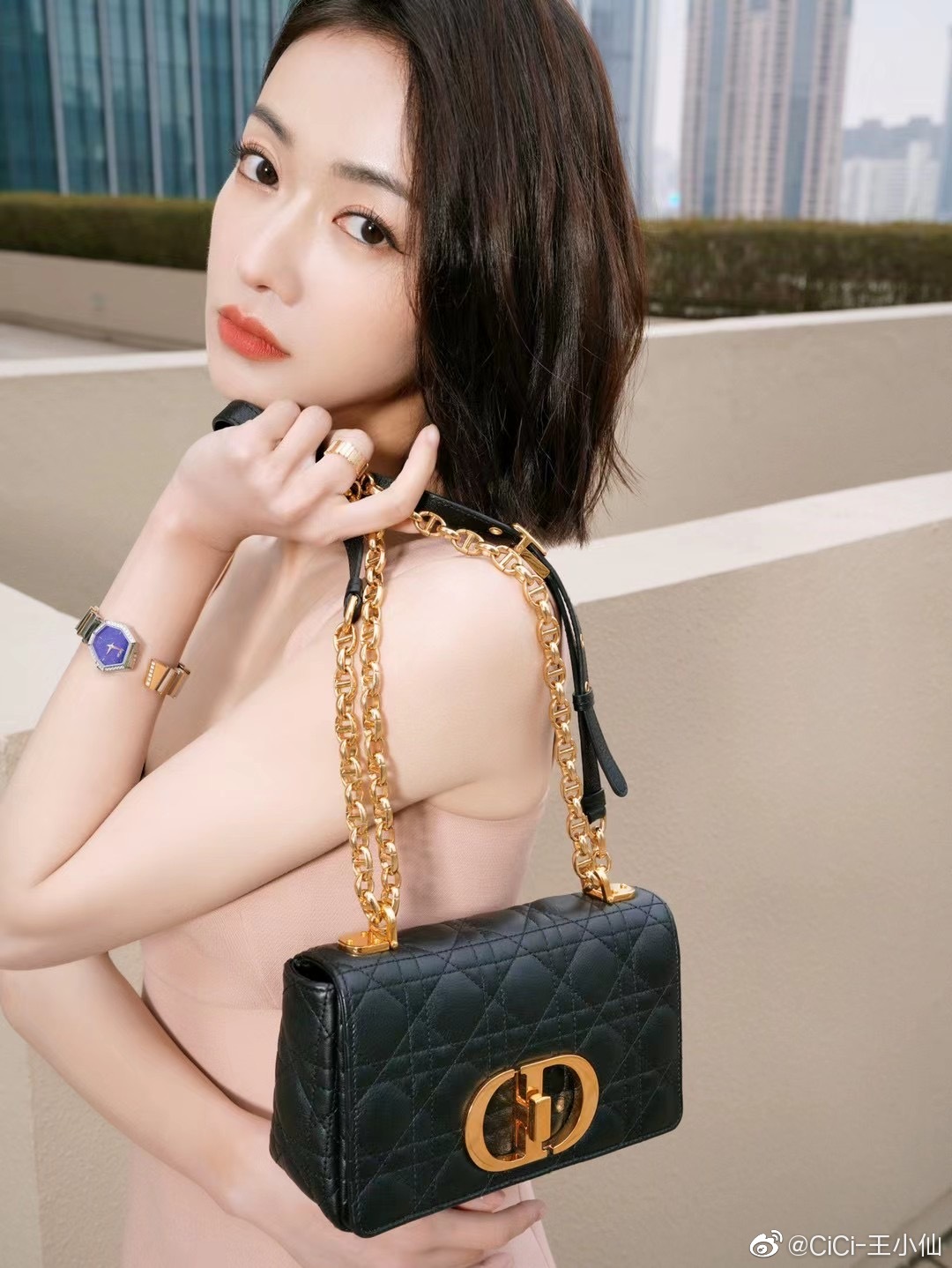 Ngô Cẩn Ngôn lăng xê mẫu túi của Dior. Tuy nhiên cách phối đồ với phụ kiện của cô bị chê là lạc quẻ, không có sự tương đồng