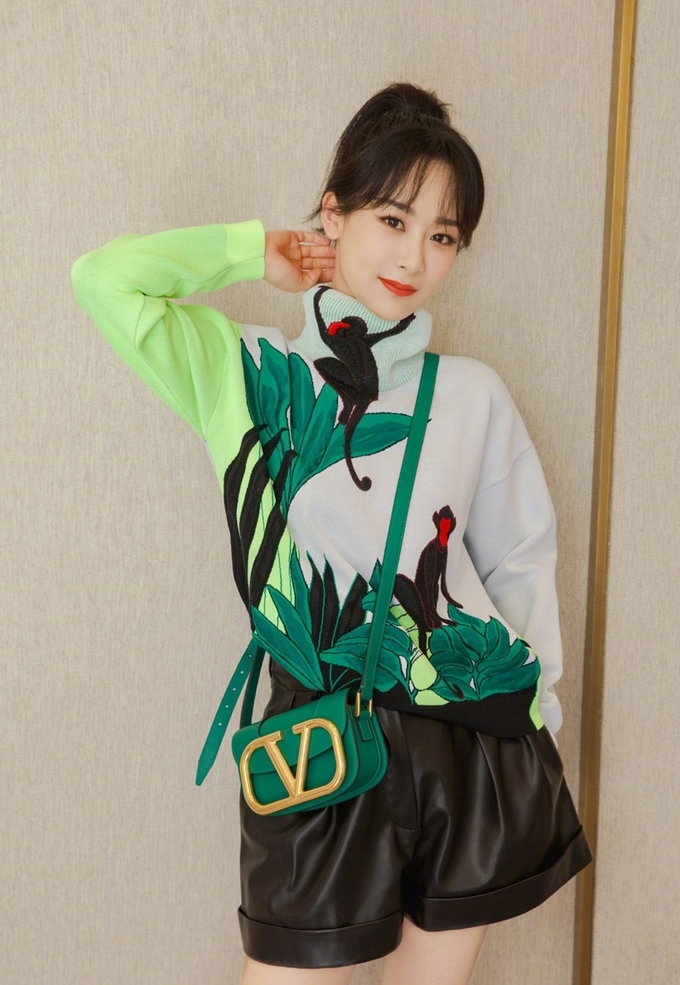 Dương Tử diện áo len Valetino thêu hình chú khỉ, quần short da bóng và đeo túi chéo xanh ngọc, outfit đơn giản nhưng hack dáng vô cùng