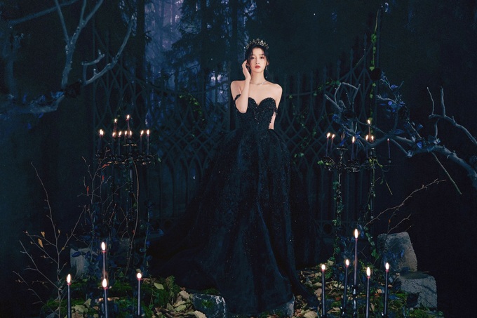 Quan Hiểu Đồng hóa công chúa Disney huyền bí với đầm ren đen cúp ngực trên thảm đỏ Tinh Động Chi Dạ. Thiết kế bồng xòe được đính kết cầu kỳ, thuộc bộ sưu tập Haute Couture 2021 của thương hiệu Tex Saverio.