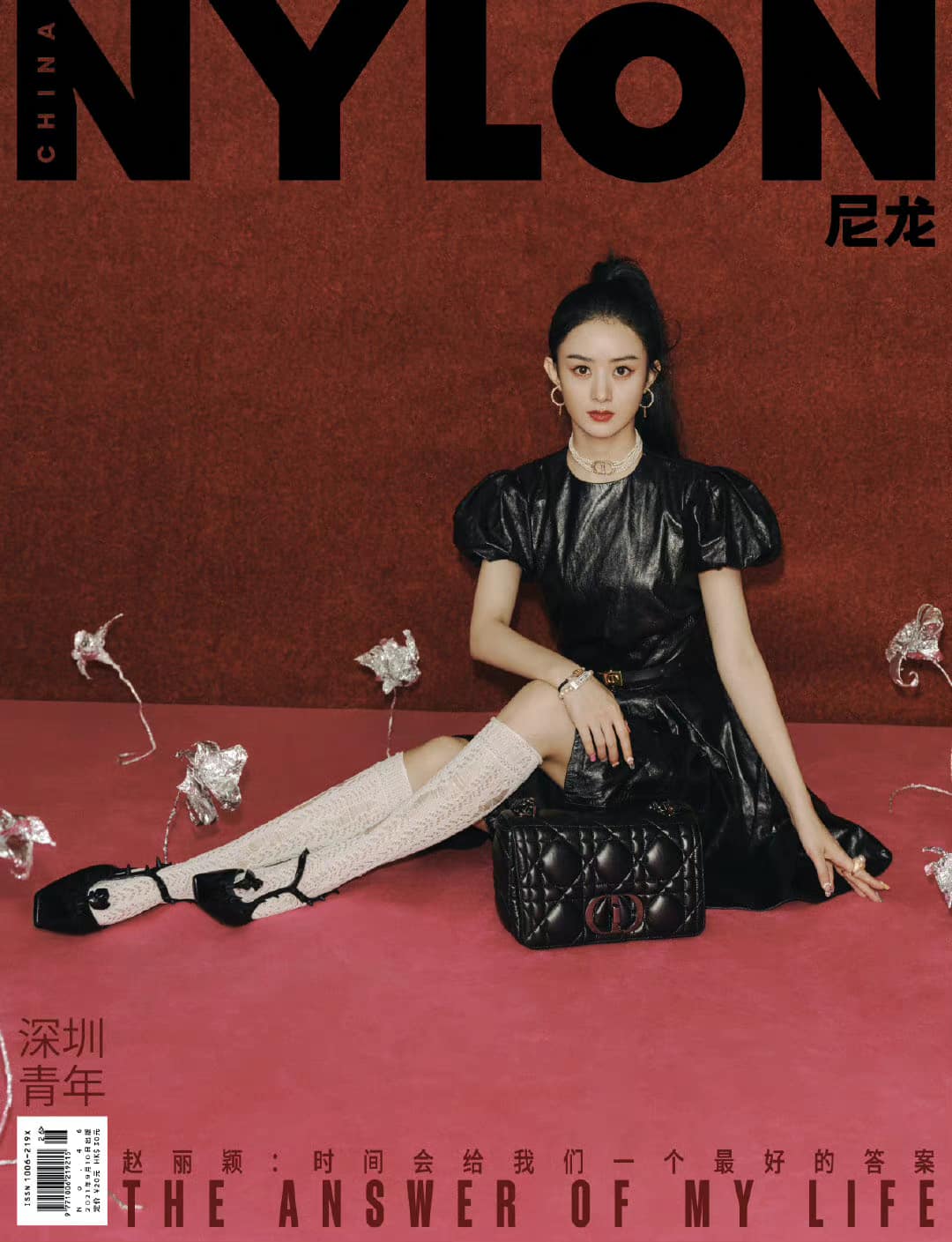 Triệu Lệ Dĩnh xinh đẹp như nàng thơ trong thiết kế của Dior trên bìa Nylon. Tuy nhiên, trái với sự sang chảnh của outfit diện trên người, biểu cảm của Triệu Lệ Dĩnh bị dân tình đánh giá một màu, không làm nổi bật được khí chất sang chảnh của thương hiệu danh giá