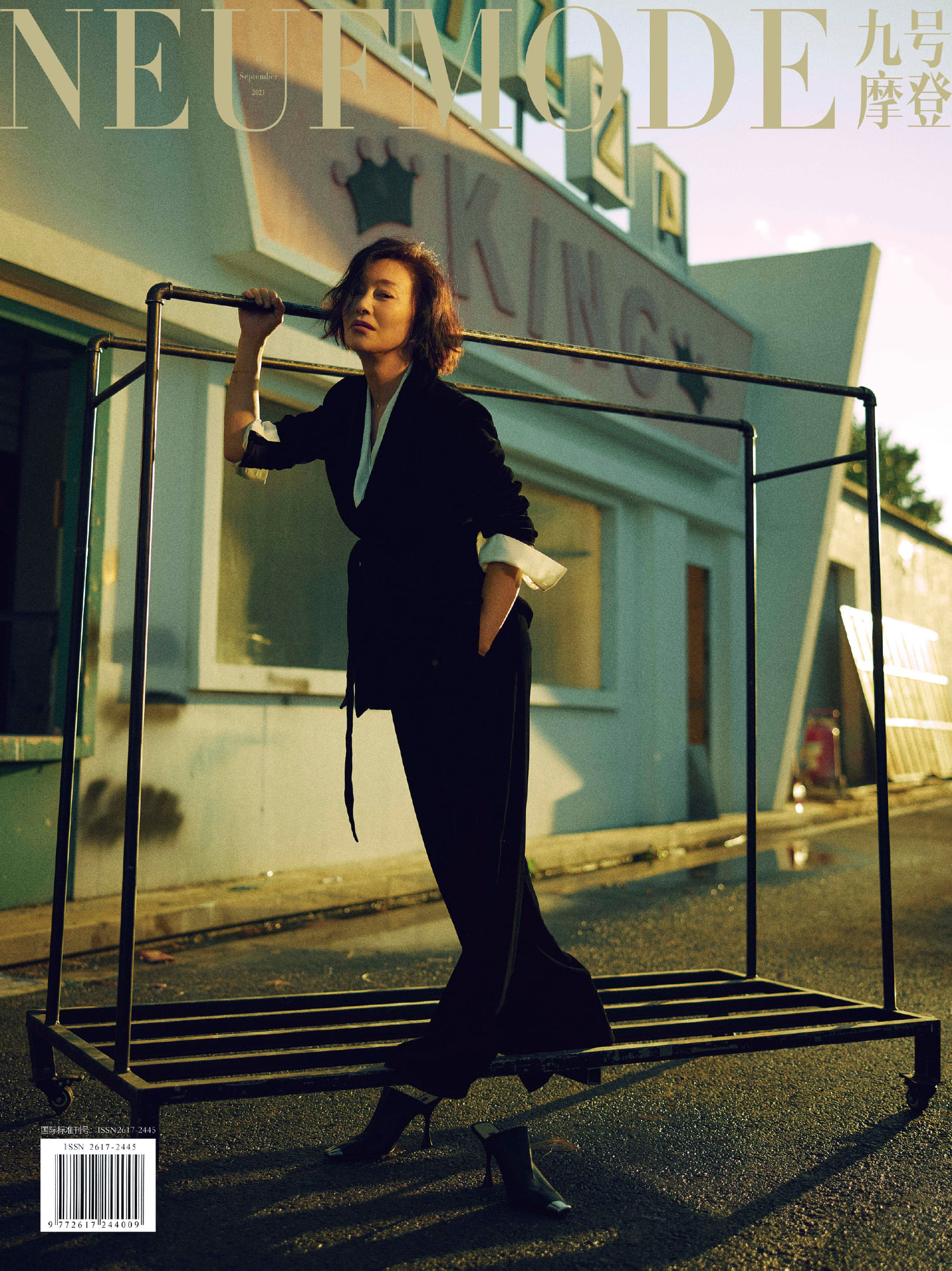 Tinh thần tự do, phóng khoáng được Huệ Anh Hồng thể hiện khi được NeufMode 'chọn mặt gửi bìa' cho số báo tháng 10