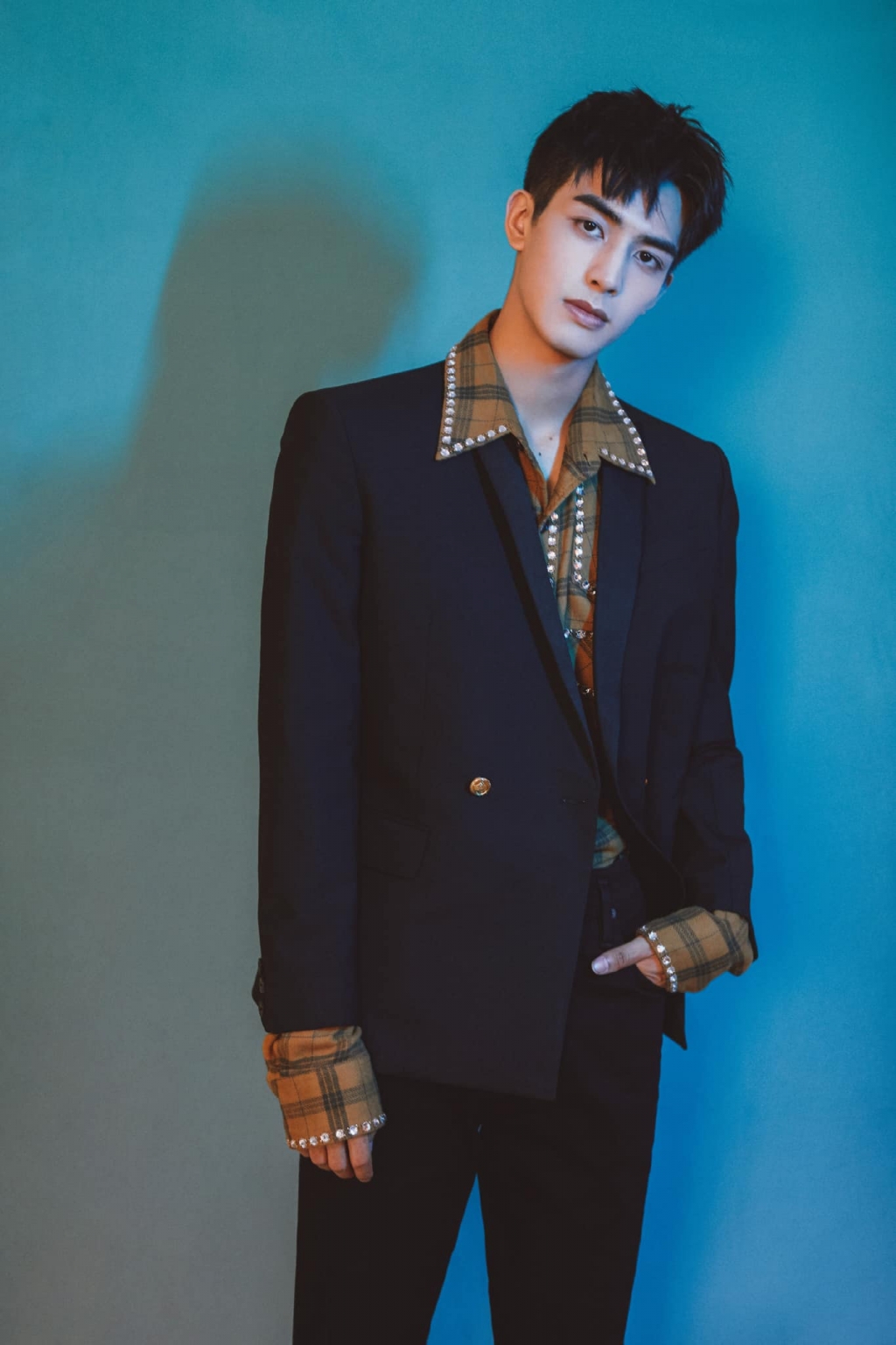 Được mệnh danh là 'chồng quốc dân' khi không chỉ đẹp trai mà còn ga lăng, Tống Uy Long là mục tiêu hàng đầu để chị em nộp CV để 'tạm trú' trong tim anh chàng. Năm nay chỉ mới 22 tuổi, nhưng Tống Uy Long đang ngày càng khẳng định vị thế, tên tuổi của mình trong Cbiz