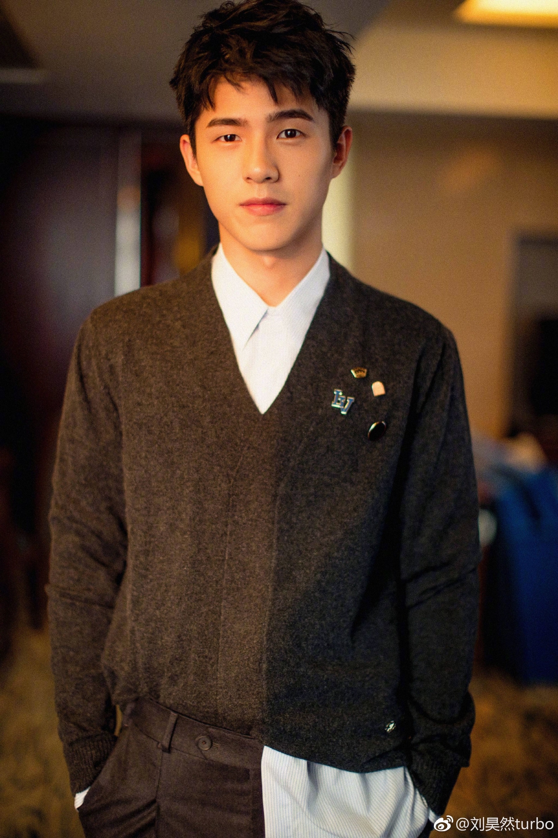 Lưu Hạo Nhiên sở hữu nụ cười tỏa nắng, phong thái vô cùng lịch lãm