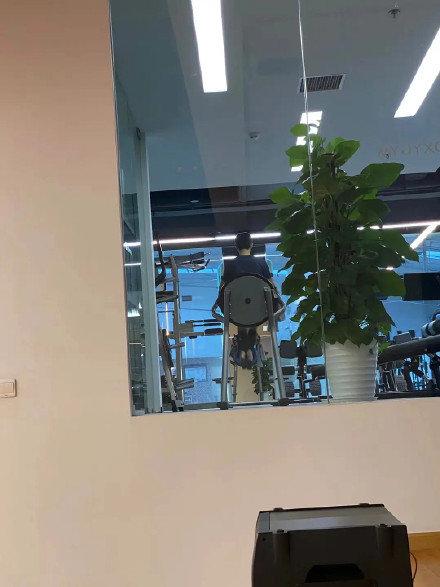 Giữa làn sóng cấm hình tượng ẻo lả, Lý Hiện bị bắt gặp đang tập gym