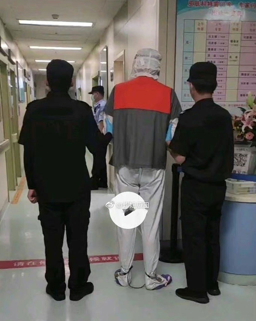 Hình ảnh được cho là Ngô Diệc Phàm bị hai quản giáo áp giải đi khám da liễu. Tuy nhiên, sau đó Weibo đã Hình ảnh được cho là Ngô Diệc Phàm bị hai quản giáo áp giải đi khám da liễu. Tuy nhiên, sau đó Weibo đã