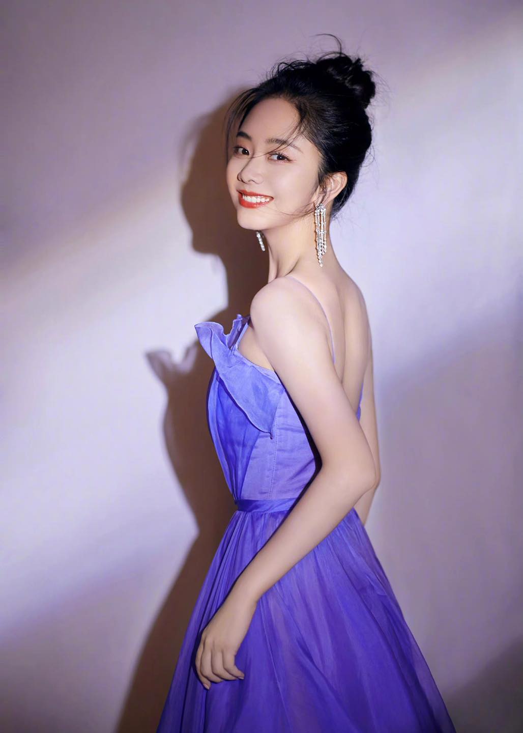 Tại sự kiện GQ China's Men of the Year 2020 , Đàm Tùng Vận leo lên Top 1 Hot search vì bộ cánh đang diện trên người