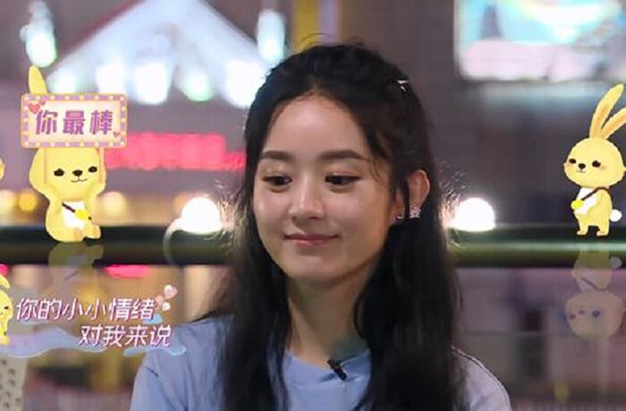 Triệu Lệ Dĩnh nhìn chung vẫn giữ được vẻ nhẹ nhàng, trang nhã