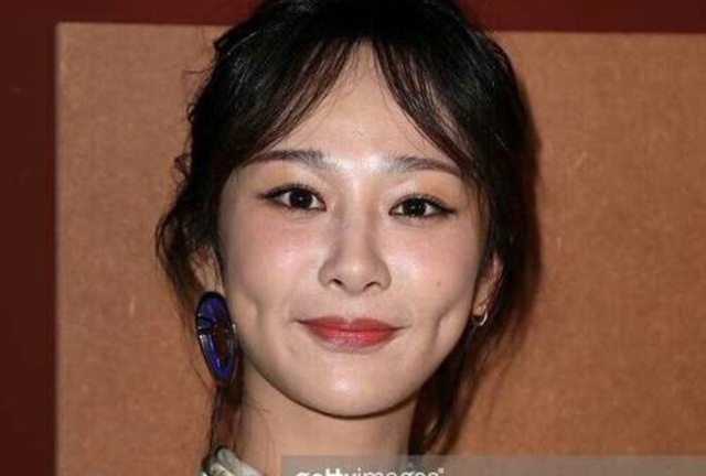 Ở góc chụp cận Dương Tử khiến netizen 'tá hỏa' vì gương mặt 'nở nang'. Chưa kể lối trang điểm loang lổ, màu son đỏ thẫm khiến cô trông già hơn nhiều so với tuổi thật