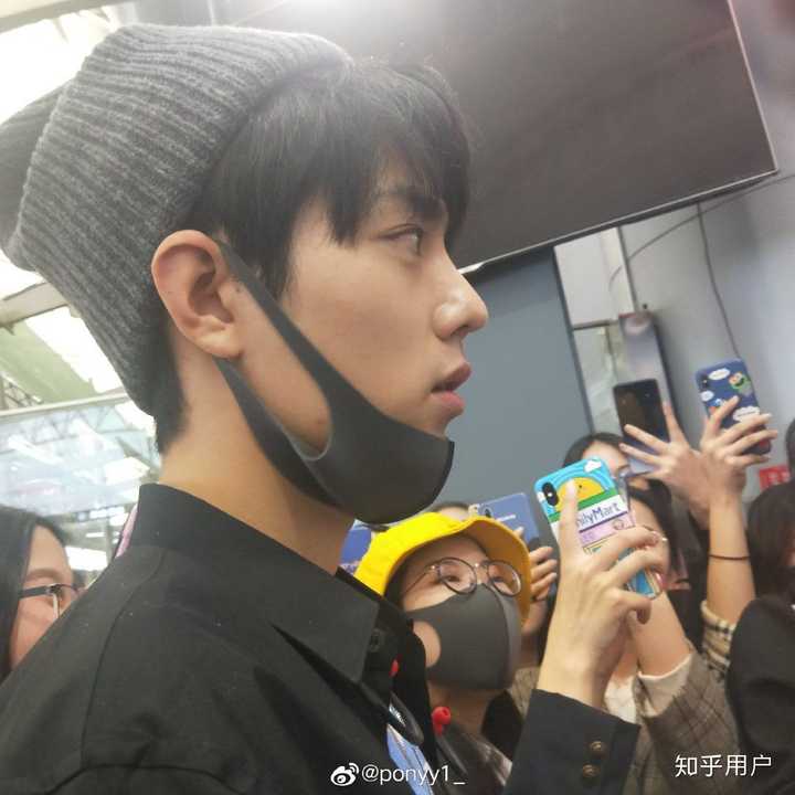 Tiêu Chiến làm sao có thể thoát được bài test này, tuy nhiên anh lại vượt qua một cách dễ dàng bởi gương mặt góc cạnh, ngũ quan hài hòa. Thật không ngoa khi nói Tiêu Chiến là 'nam thần mặt mộc' thế hệ mới