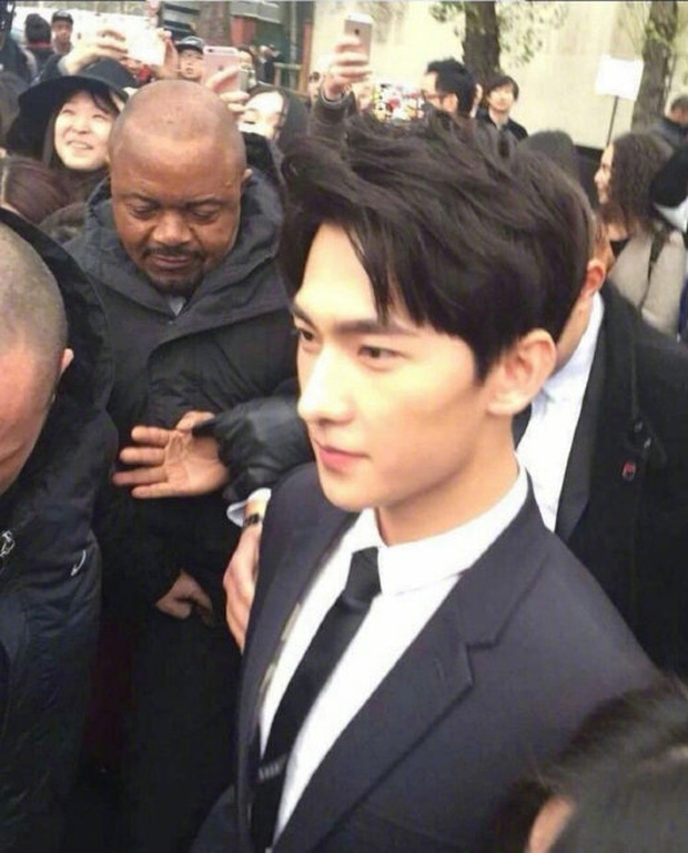 Dương Dương xuất hiện trong một sự kiện tại nước ngoài. Tấm hình chụp vội của cũng làm cho netizen chao đảo vì gương mặt 'góc cạnh'