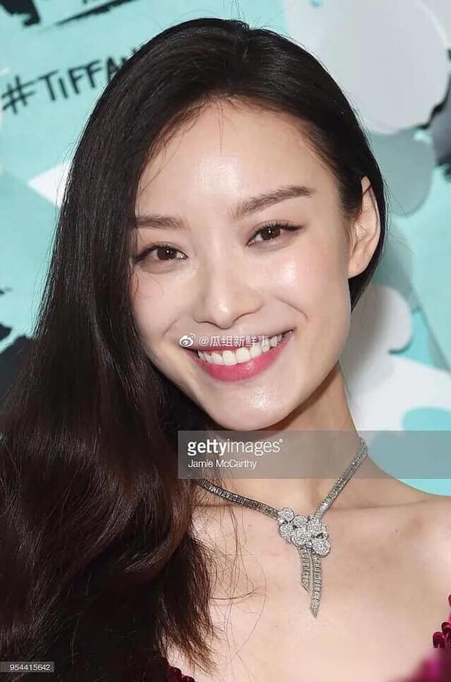 Trong bức hình này, Nghê Ni vẫn giữ được nhan sắc xinh đẹp, thần thái rạng rã, nhưng lại bị chê vì màu son môi 'lạc quẻ'