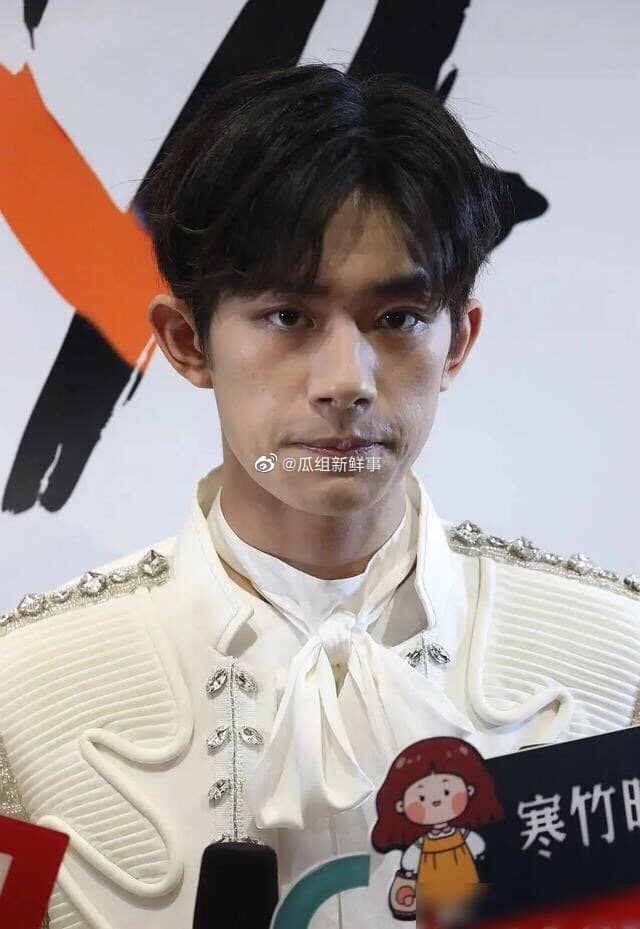 Dịch Dương Thiên Tỉ trông già hơn nhiều so với tuổi thật, nhưng nhìn chung mọi đường nét trên gương mặt đều rất góc cạnh. Đôi mắt biết nói khiến fan 'say như điếu đổ'