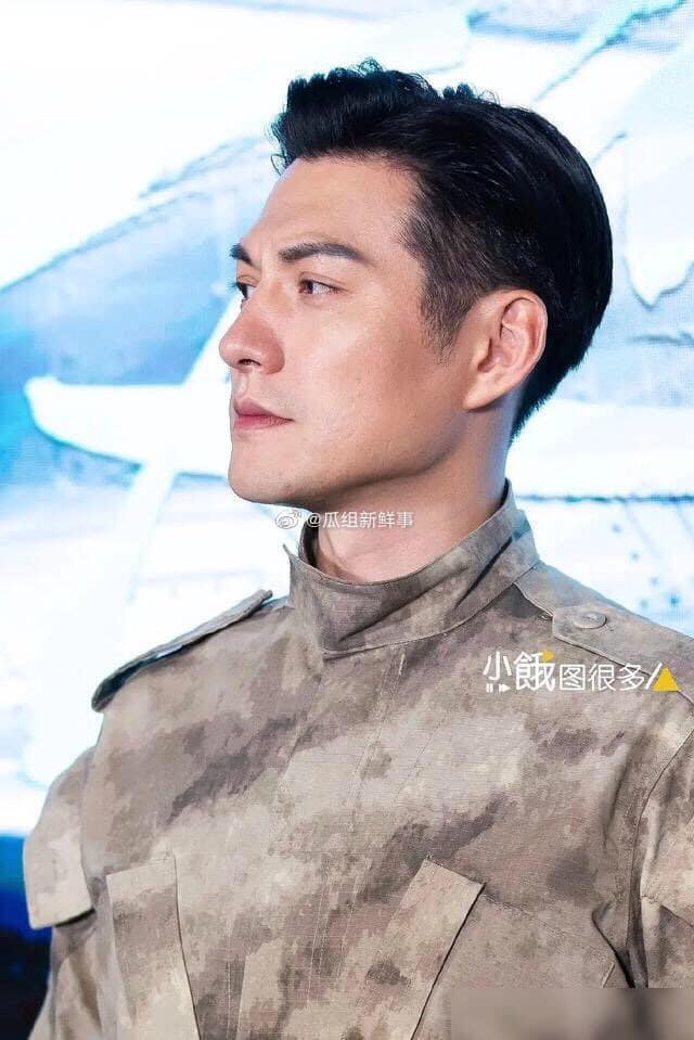 Nghiêm Khoan khoe gương mặt nam tính cùng góc nghiêng thần thánh