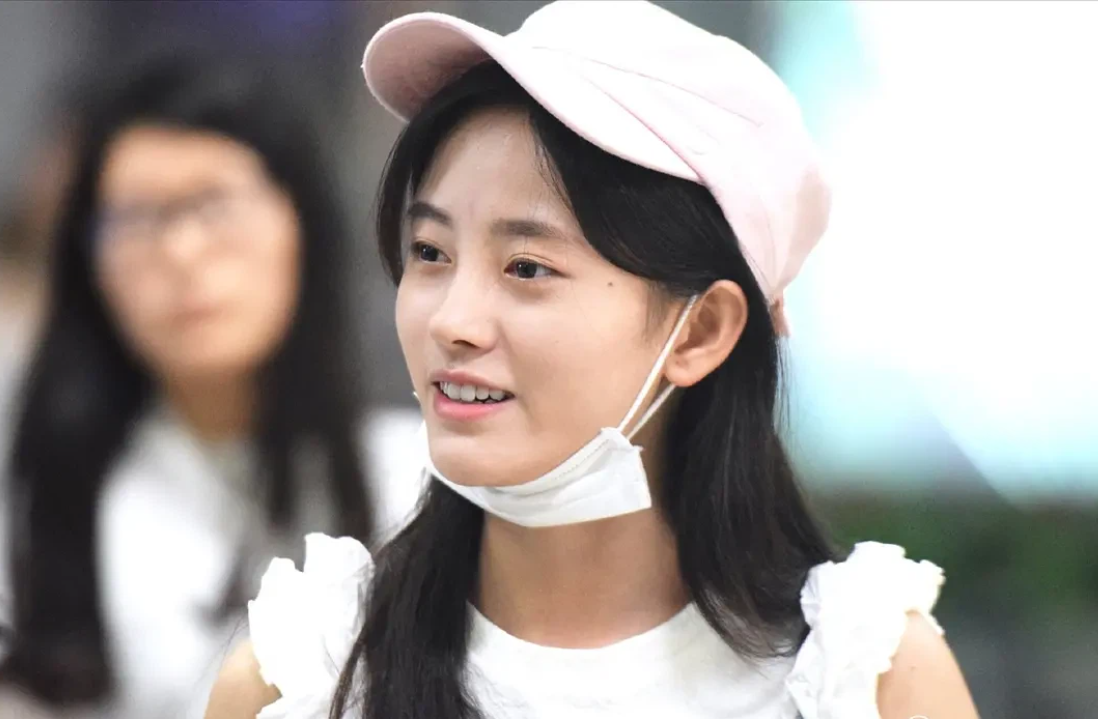 Combo mặt mộc + góc chụp cận dường như đã giúp netizen có cái nhìn rõ hơn về nhan sắc của mỹ nhân 4000 năm - Cúc Tịnh Y