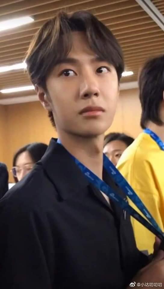 Vương Nhất Bác đẹp chấp luôn cam thường