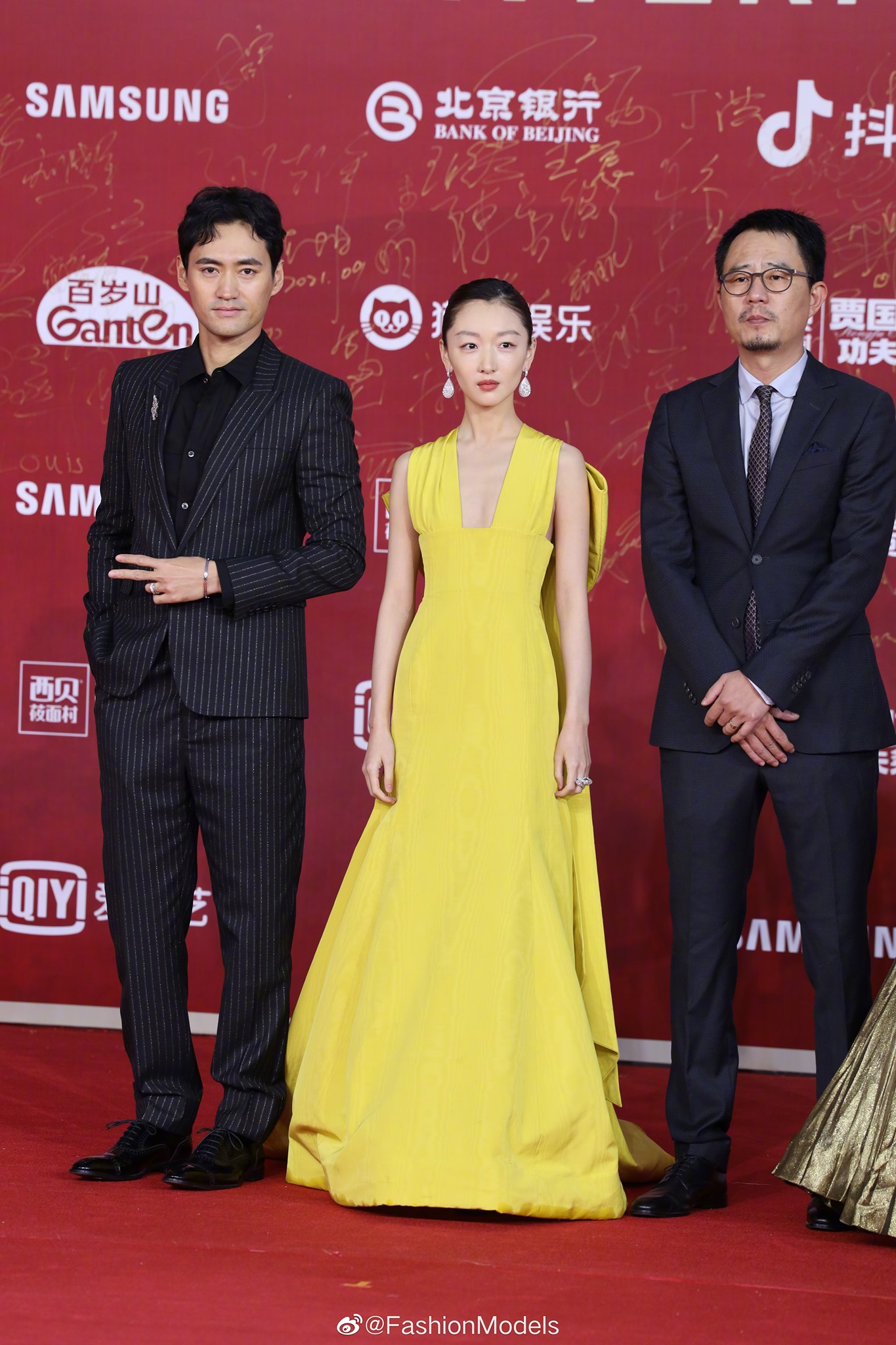 Viên Hằng xuất hiện cạnh Châu Đông Vũ, tuy nhiên bộ cánh của nàng Ảnh Hậu bị chê tơi tả vì quá dìm dáng, đó còn chưa kể đôi khuyên tai to gần bằng khuôn mặt khiến visual trở nên mất cân bằng