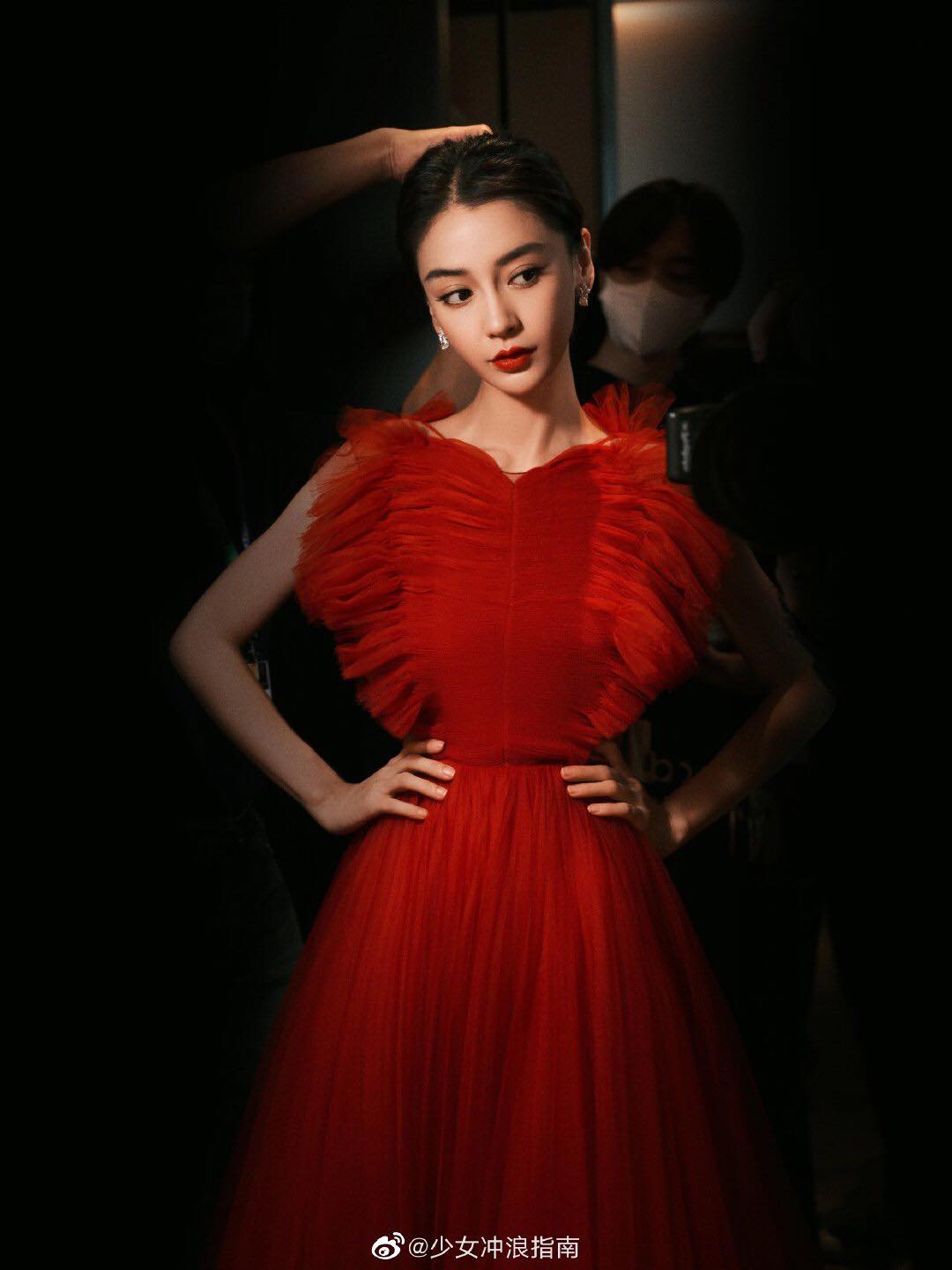 Có mặt rất sớm tại sự kiện, Angela Baby chứng minh khí chất chuẩn 'tượng đài nhan sắc' khi diện lên mình bộ cánh đỏ kiêu sa. Luôn giữ vững phong độ, mỗi lần xuất hiện, bà xã Huỳnh Hiểu Minh đều trở thành tâm điểm chú ý