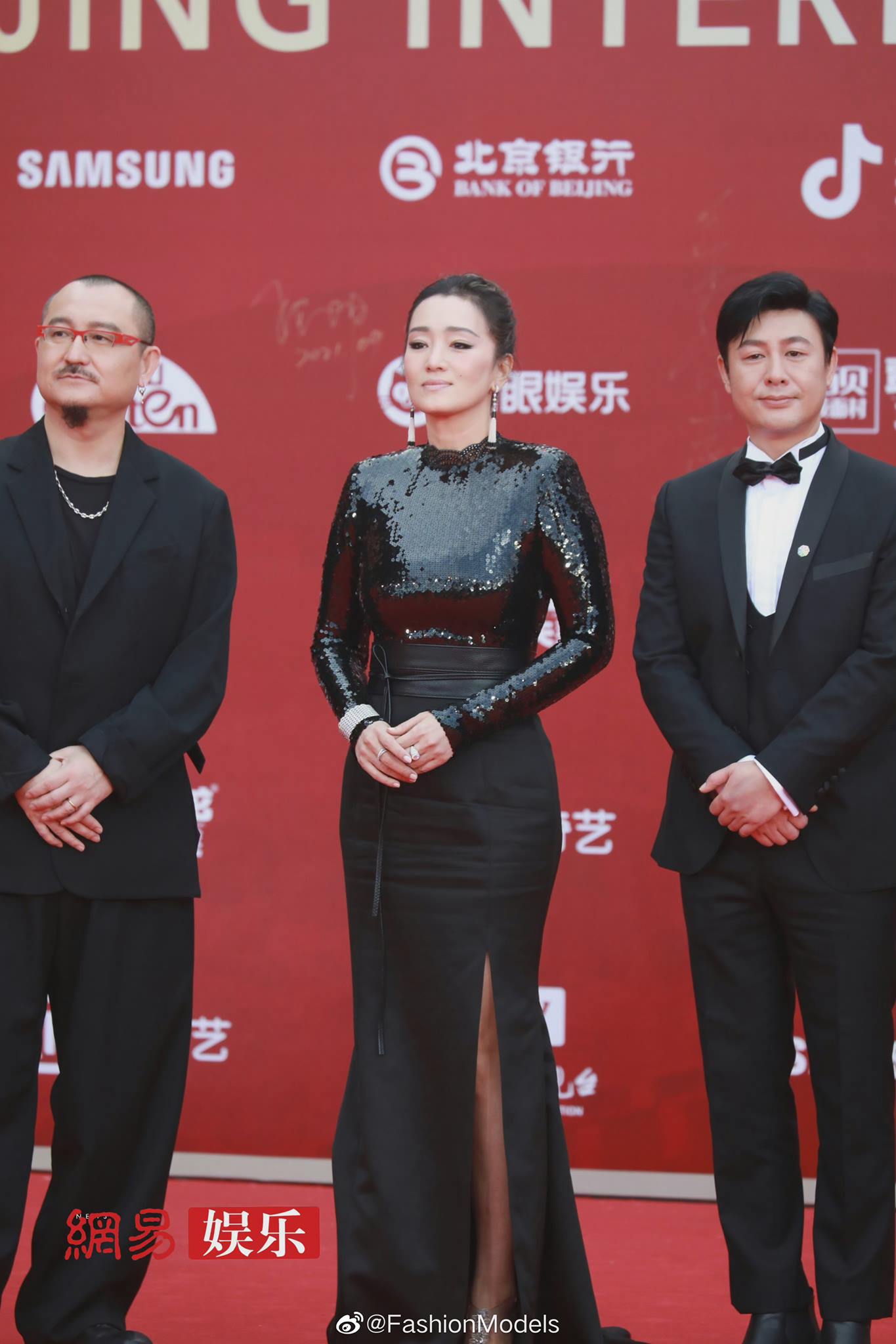 Với tư cách chủ tịch hội đồng giám khảo LHP, Củng Lợi cũng chặt chém không kém. Outfit đen quyền lực toát lên khí chất 'chị đại', nâng dáng tôn da hiệu quả. Củng Lợi là một trong số ít mỹ nhân lựa chọn lối trang điểm tông nude