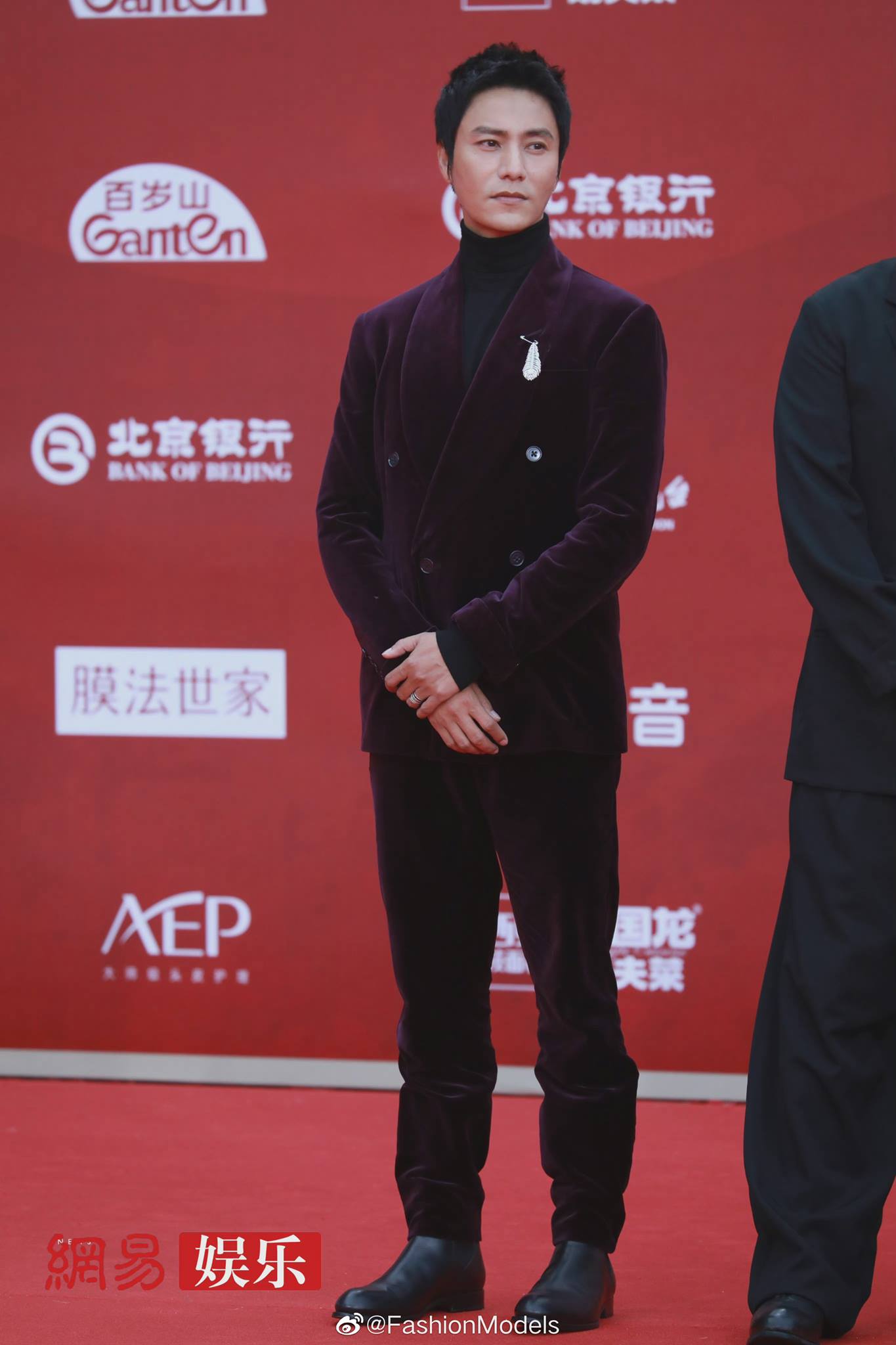 Trần Khôn vest nhung sang trọng