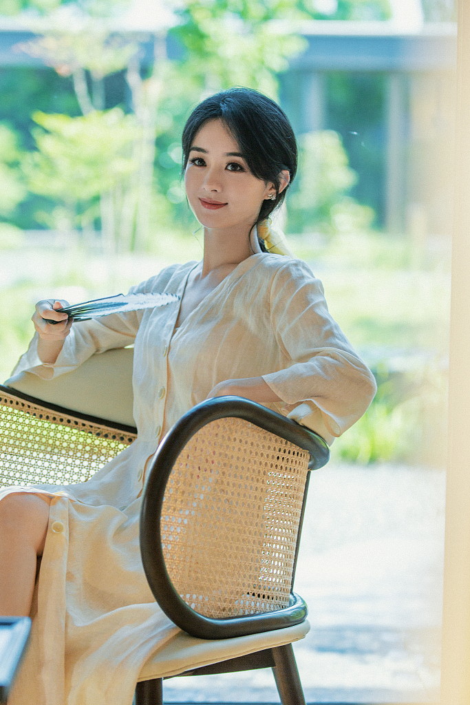 Nhìn vào loạt ảnh, fan hâm mộ dường như kiếm tìm được sự yên bình, tự tại. Đó là những gì mà netizen mong muốn nàng Sam Sam sẽ tìm lại được sau cuộc hôn nhân không trọn vẹn