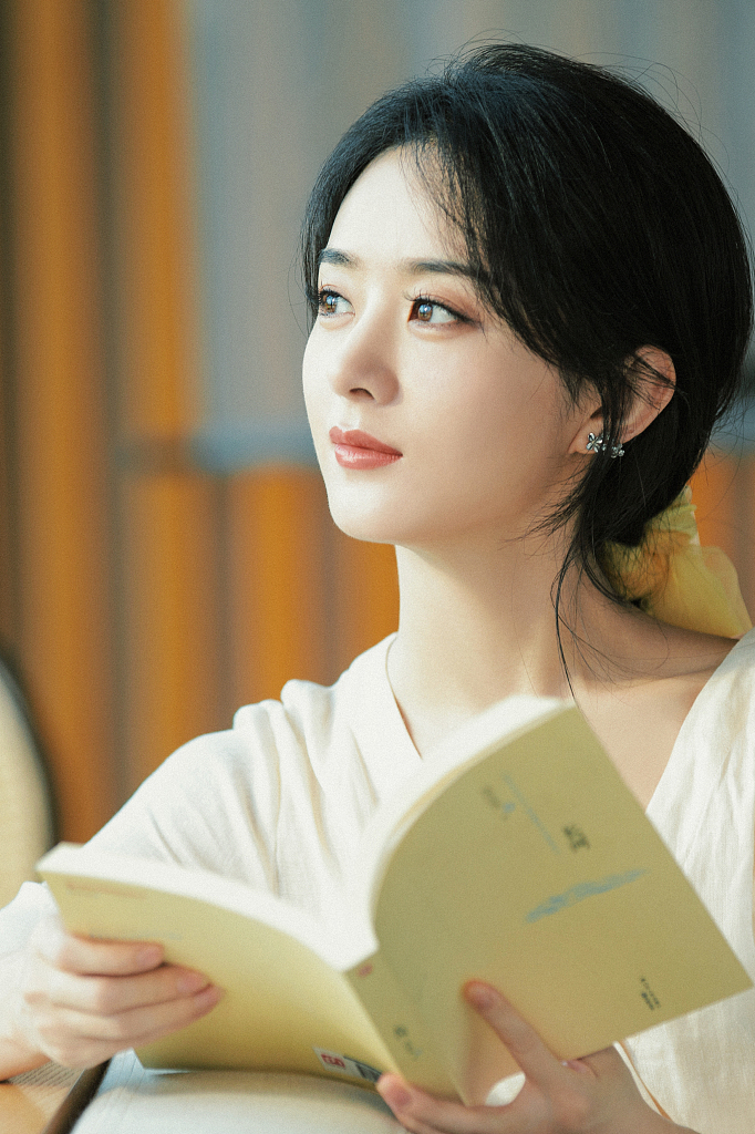 Ánh mắt trong veo như mặt nước mùa thu...