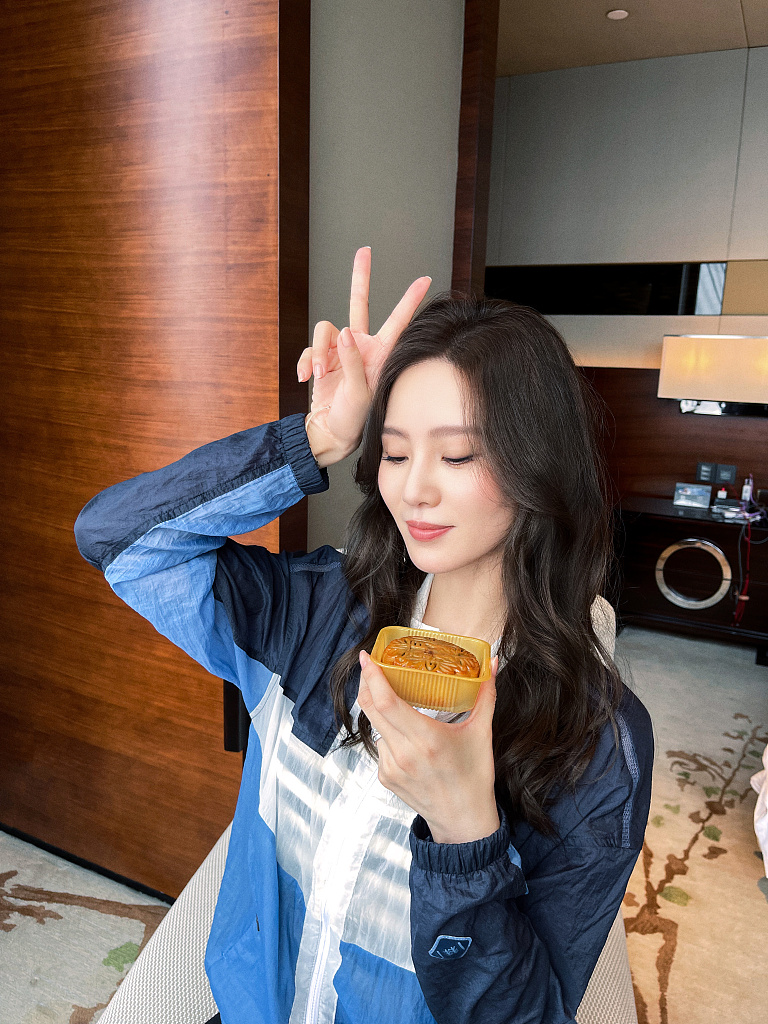 Lưu Thi Thi nhí nhố như gái đôi mươi Lưu Thi Thi nhí nhố như gái đôi mươi