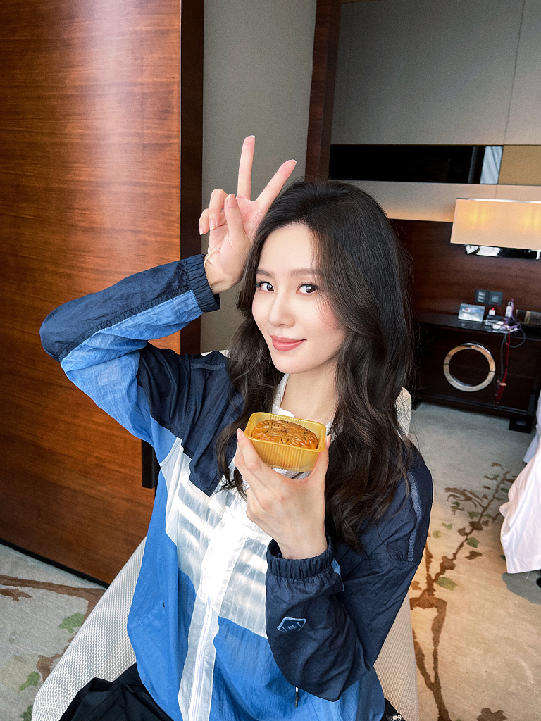 Lưu Thi Thi: Trung thu vui vẻ ~ mời bạn ăn bánh Lưu Thi Thi: Trung thu vui vẻ ~ mời bạn ăn bánh
