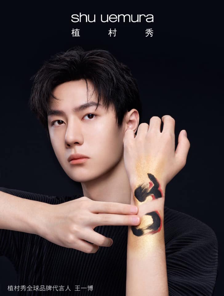 Gương mặt góc cạnh, thần thái đỉnh cao, Vương Nhất Bác dường như sinh ra là để quảng bá cho mỹ phẩm. Nam thần họ Vương cũng là một trong những ngôi sao 'đi tắt đón đầu' xu hướng thời trang làm đẹp 'phá vỡ' mọi quy luật giới tính