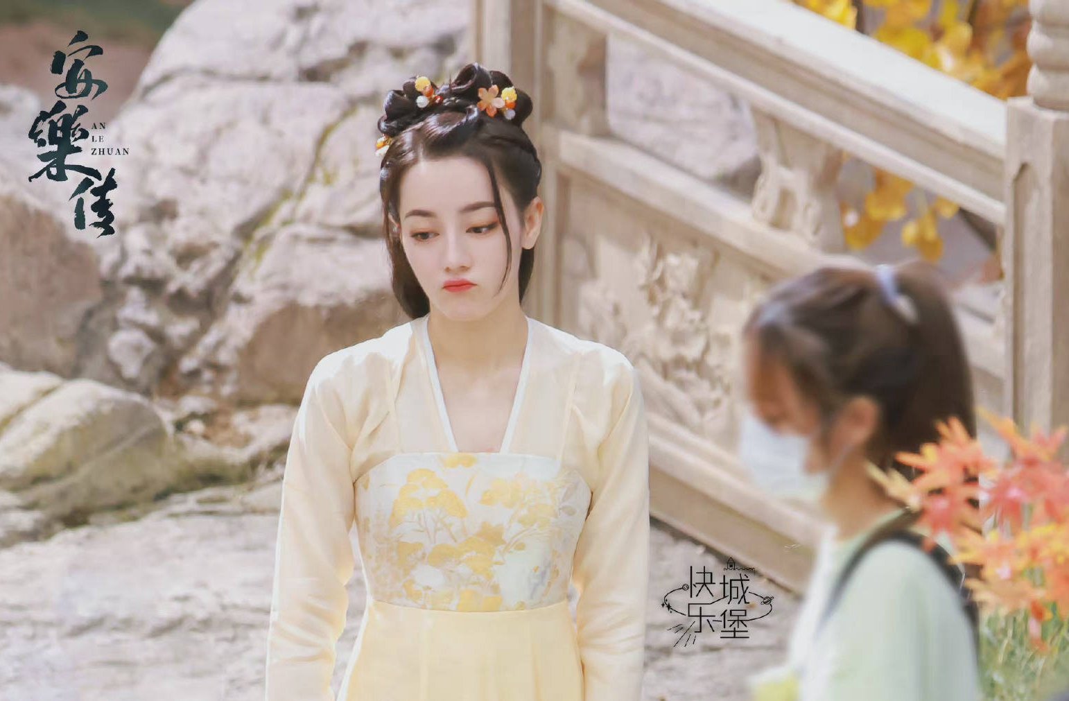 Mới đây, Địch Lệ Nhiệt Ba đã gây sốt Weibo với hàng loạt khoảnh khắc búng má 'cực yêu' tại phim trường An Lạc Truyện. Sắp cập bến 30 nhưng mỹ nhân Tân Cương vẫn giữ được nét trẻ trung, hồn nhiên